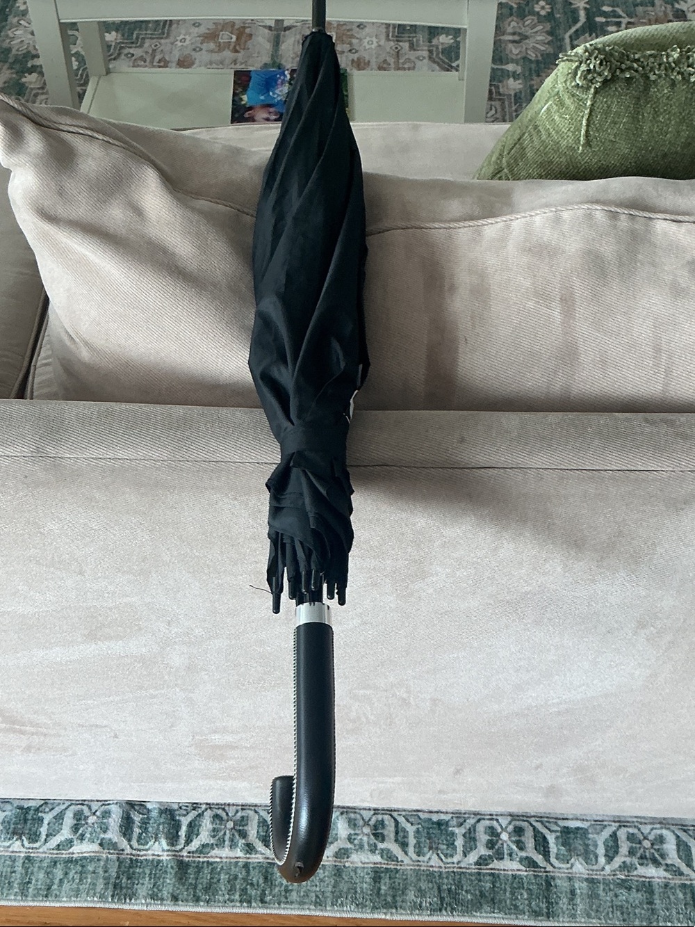 Black Classic Umbrella with Curved Handle stay aka .com
